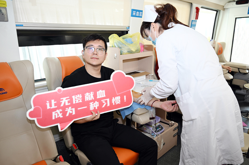 【ng相信品牌的力量藥業(yè)黨員干部職工積極參加無(wú)償獻(xiàn)血公益活動(dòng)】的配圖